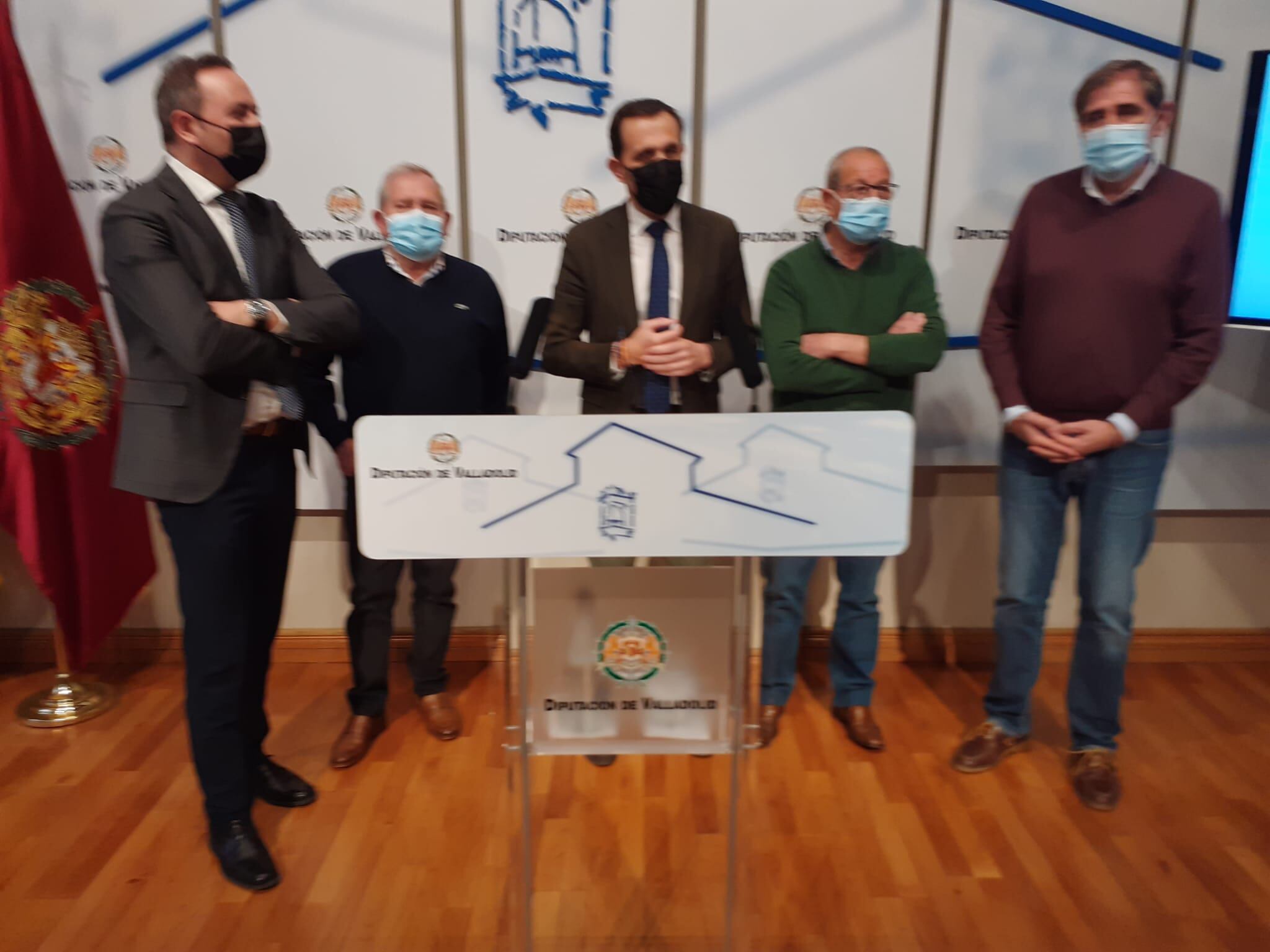 El presidente de  la Diputación de Valladolid presenta el plan rodeado de algunos alcaldes.