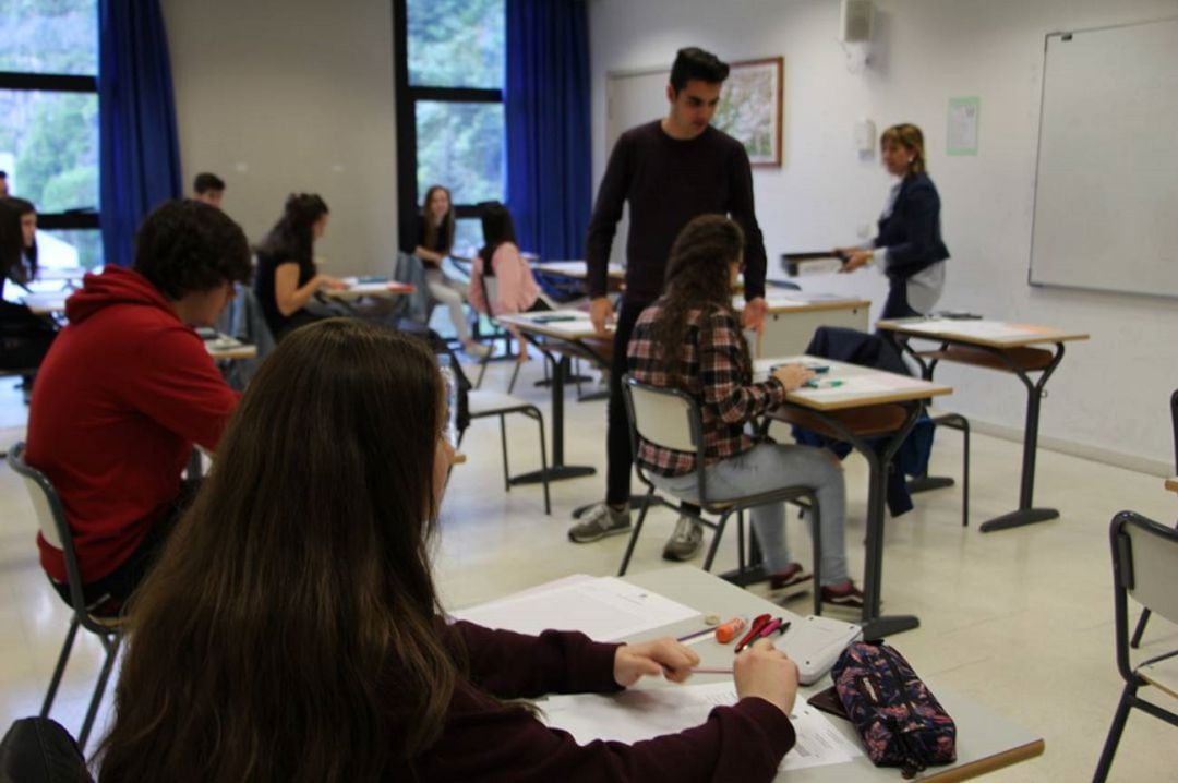 Alumnes i professors en una aula de l&#039;Escola Andorrana de Batxillerat