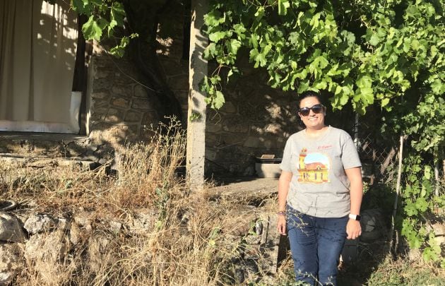 Ana Eugenia Barambio en la puerta de la casa de su familia en Olmedilla de Arcas.