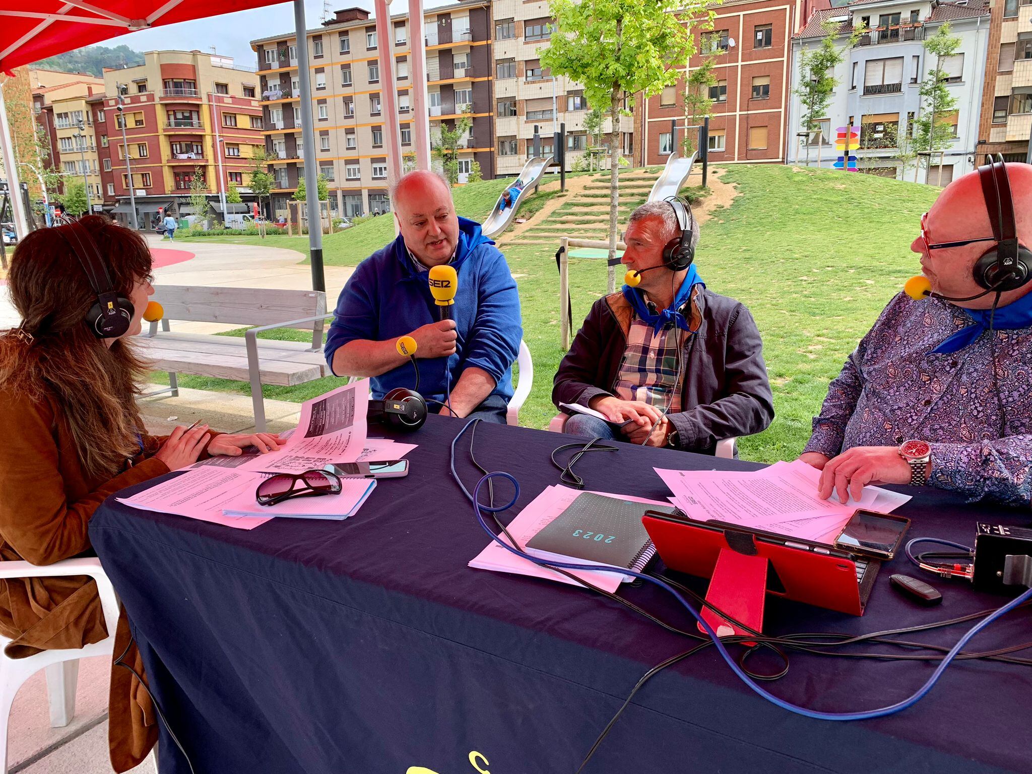 Faustino Vázquez, Tino, de Sidra Panizales y Juan Luis Álvarez, secretario de la Asociación de Llagareros Artesanos del Caudal