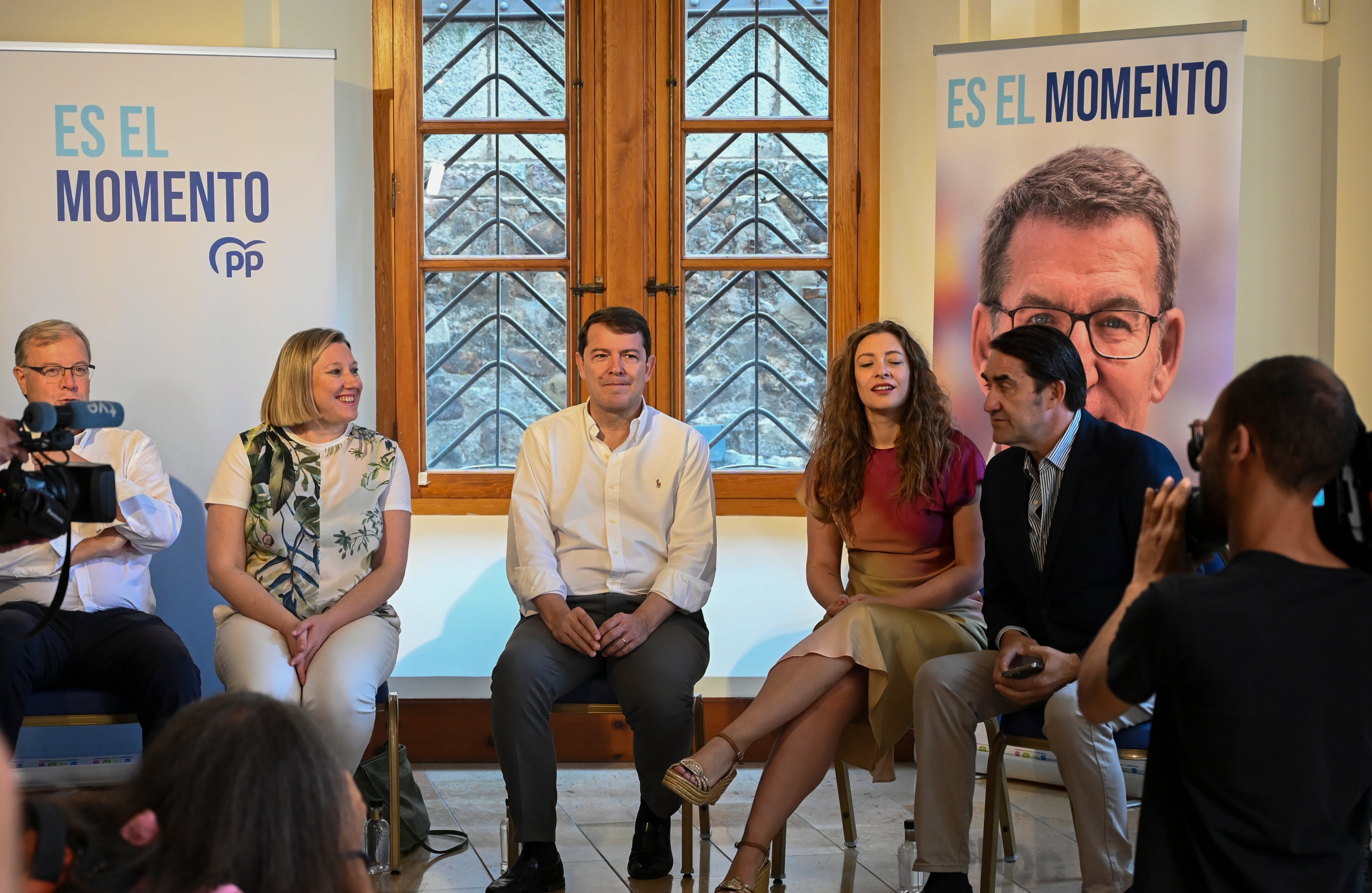 GRAF1533. LEÓN, 10/07/2023.-El presidente de la Junta de Castilla y León, Alfonso Fernández Mañueco (c), y la candidata al Congreso Ester Muñoz (3d), mantienen un encuentro con asociaciones de personas con discapacidad, este lunes en León. EFE/J.Casares