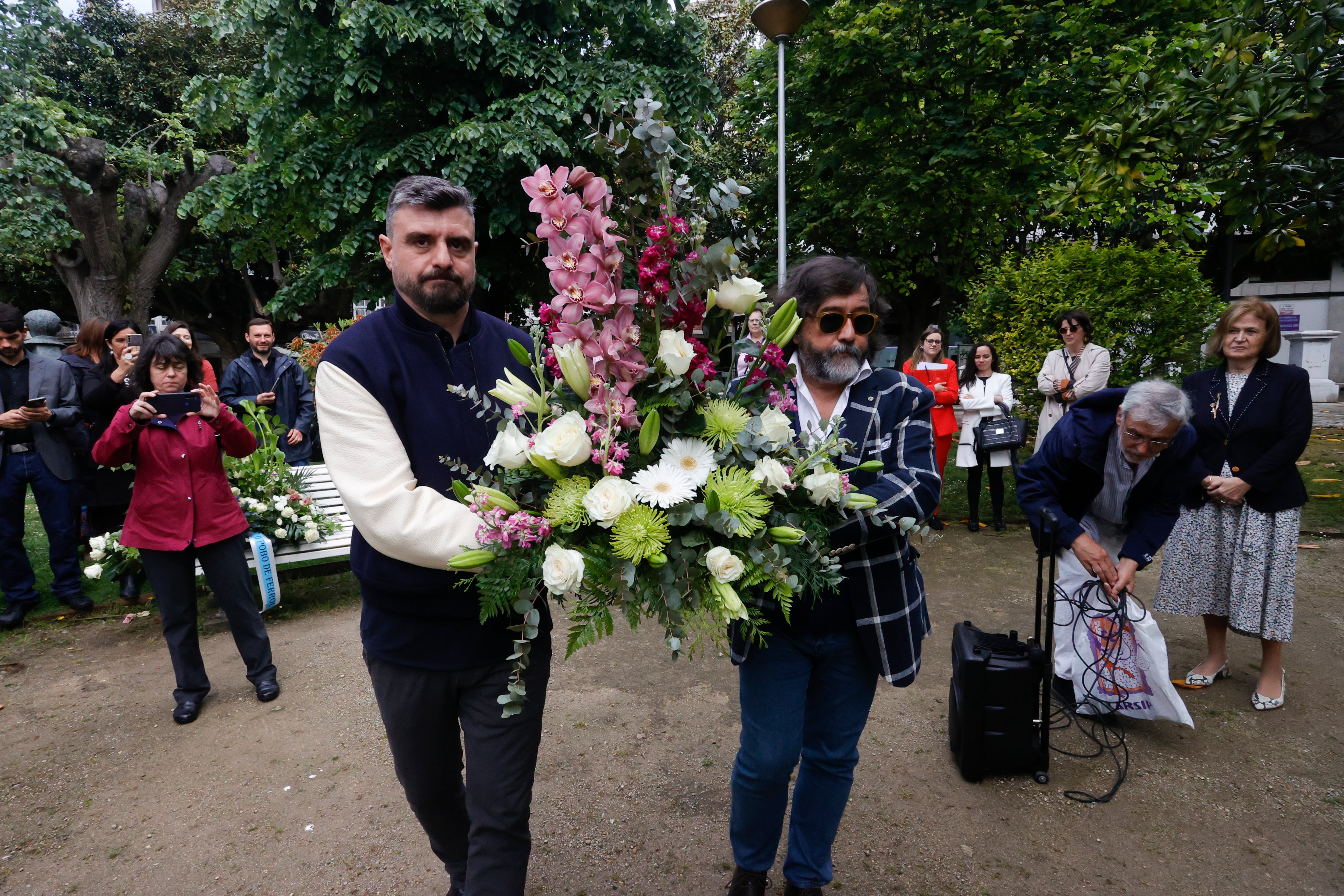 El periodista Marcos Méndez (i) recibe este sábado el Premio José Couso de Libertad de Prensa, que otorgan el Colexio Profesional de Xornalistas de Galicia y el Club de Prensa de Ferrol, en un acto que se celebra en el teatro Jofre, posterior a la ofrenda floral que se realiza en la estatua Ás Ceibes por la libertad de prensa. EFE/ Kiko Delgado