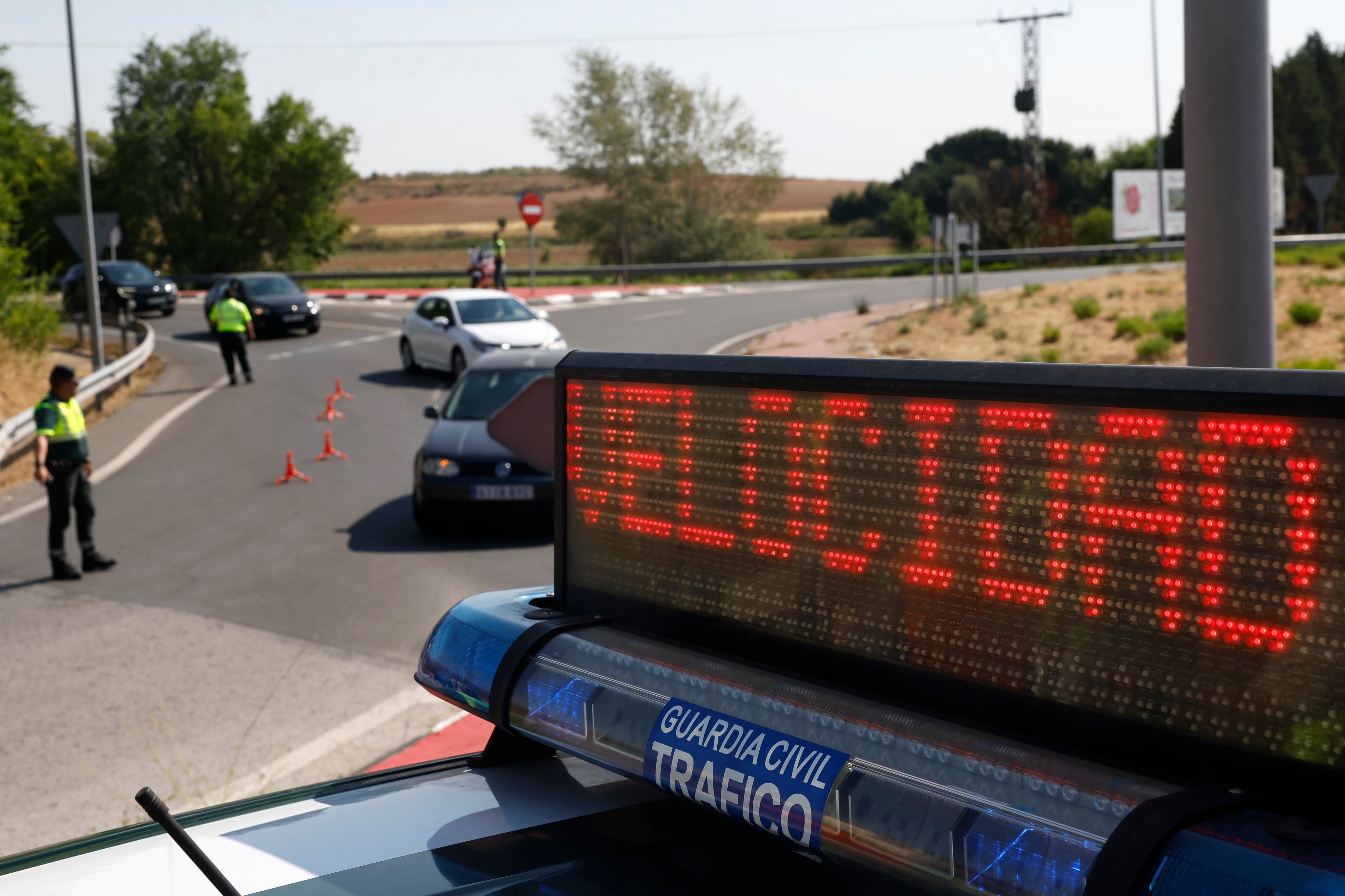 ALCALÁ DE HENARES-VALDEAVERO, 04/08/2025.- Vista de la campaña de control y sensibilización sobre excesos de velocidad que la DGT llevará a cabo entre el 4 y 10 de agosto, este lunes en Alcalá de Henares-Valdeavero, Madrid.- EFE/Chema Moya
