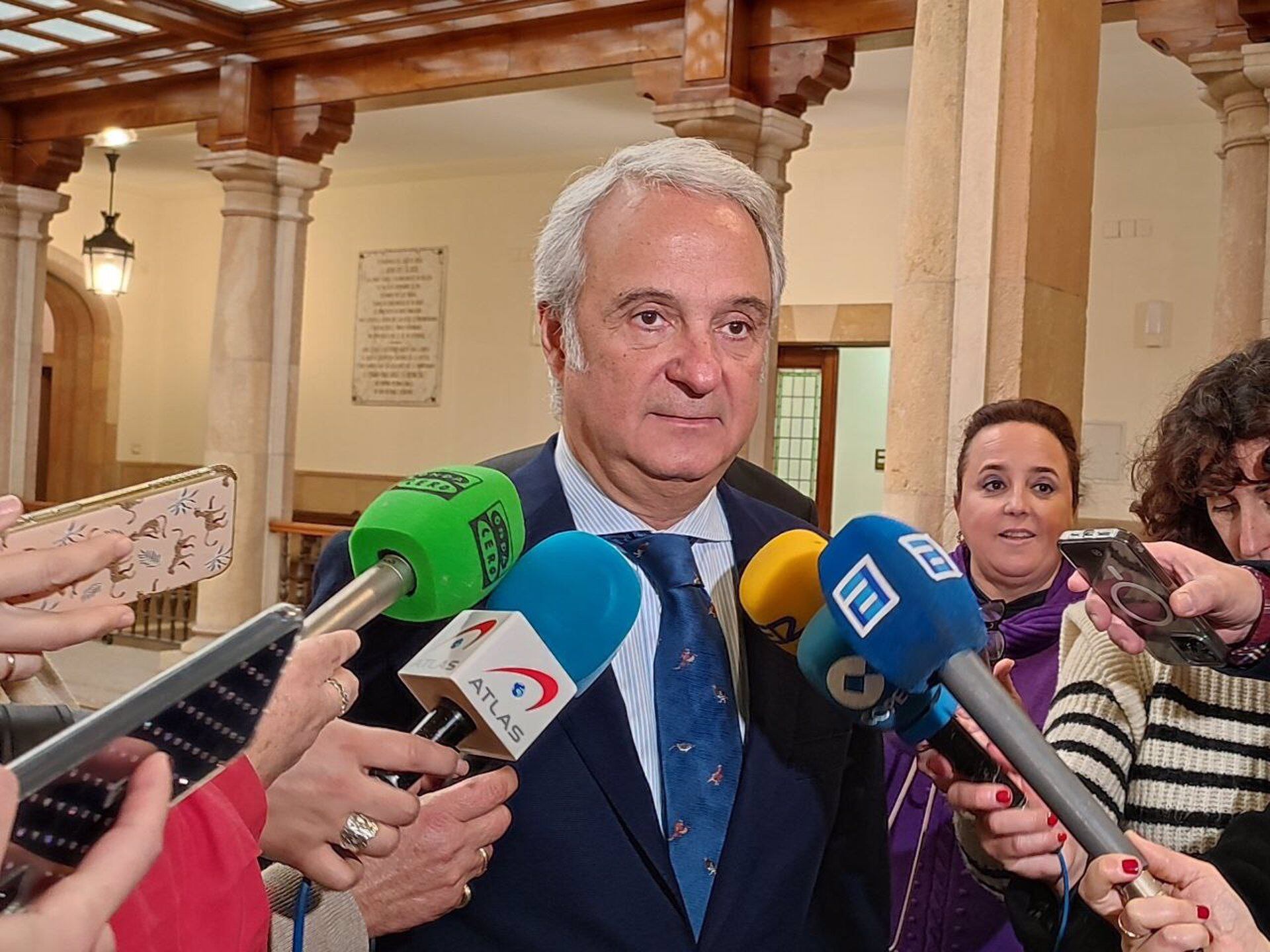 Jesús María Chamorro, presidente del Tribunal de Justicia de Asturias, atiende a los medios de comunicación antes de presidir la reunión con abogados, procuradores y graduados sociales.