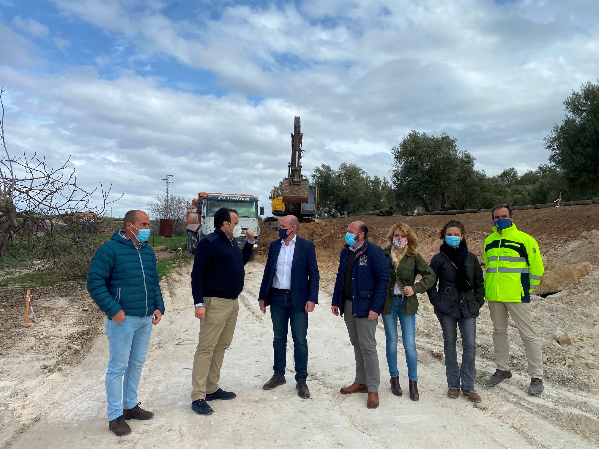 El diputado de Servicios Municipales, José Luis Hidalgo, y el alcalde de Rus, Manuel Hueso, (tercero y cuarto por la izqda respectivamente) atienden las explicaciones de un técnico junto a otras personas.