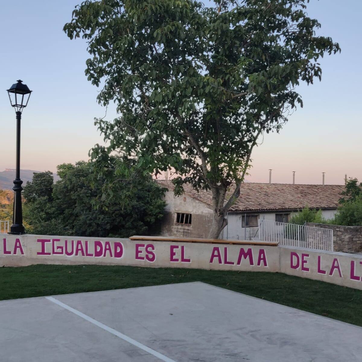 La Puebla de Castro inaugura la plaza 8 de marzo