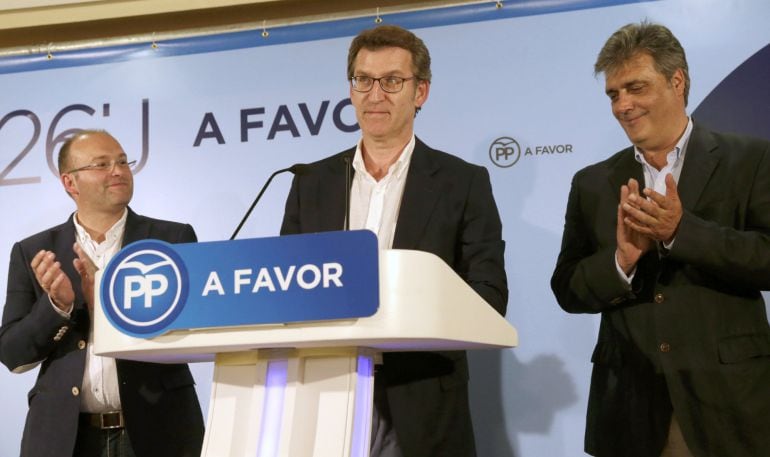 El presidente de la Xunta, Alberto Núñez Feijóo, junto al secretario general del PP de Galicia, Miguel Tellado, y el director de campaña Pedro Puy, durante la rueda de prensa de valoración de los resultados electorales en Santiago de Compostela