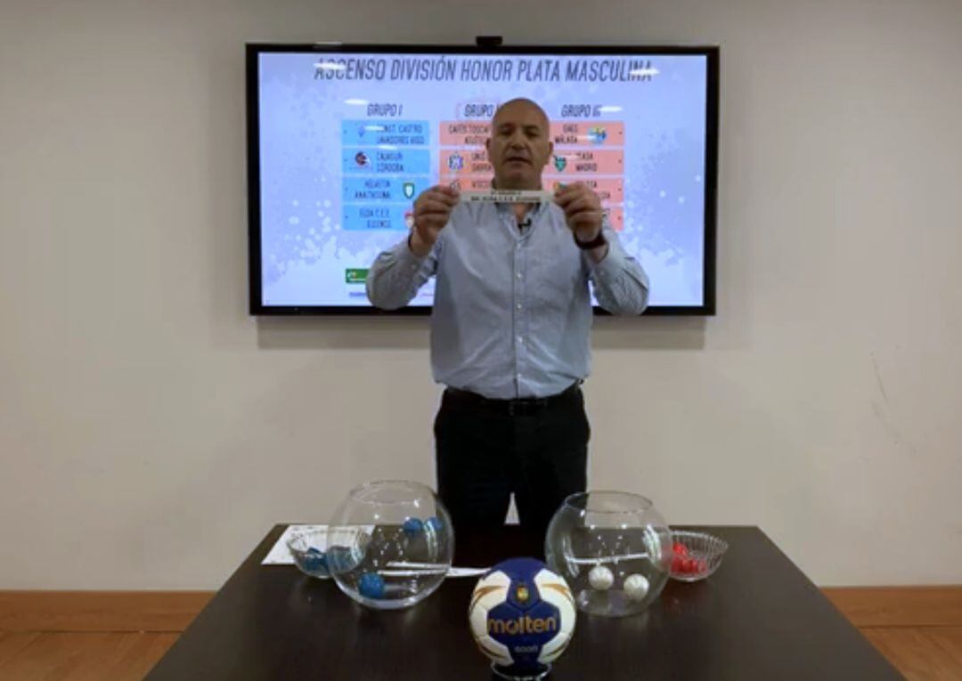 José Ramón García, Dtor. de Competiciones de la RFEBM, ha sido el encargado de repetir el sorteo