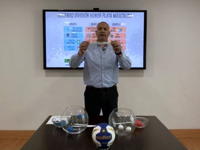 José Ramón García, Dtor. de Competiciones de la RFEBM, ha sido el encargado de repetir el sorteo