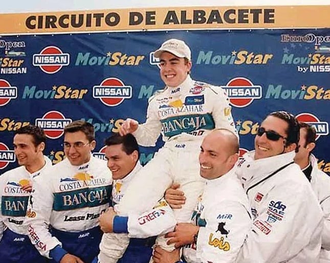 Con tan solo 𝟭𝟳 𝗮ñ𝗼𝘀, Fernando se subía a lo más alto del cajón en la carrera inaugural del campeonato 𝗢𝗽𝗲𝗻 𝗠𝗼𝘃𝗶𝘀𝘁𝗮𝗿 𝗯𝘆 𝗡𝗶𝘀𝘀𝗮𝗻, en Albacete (1999) / Museo y Circuito de Fernando Alonso