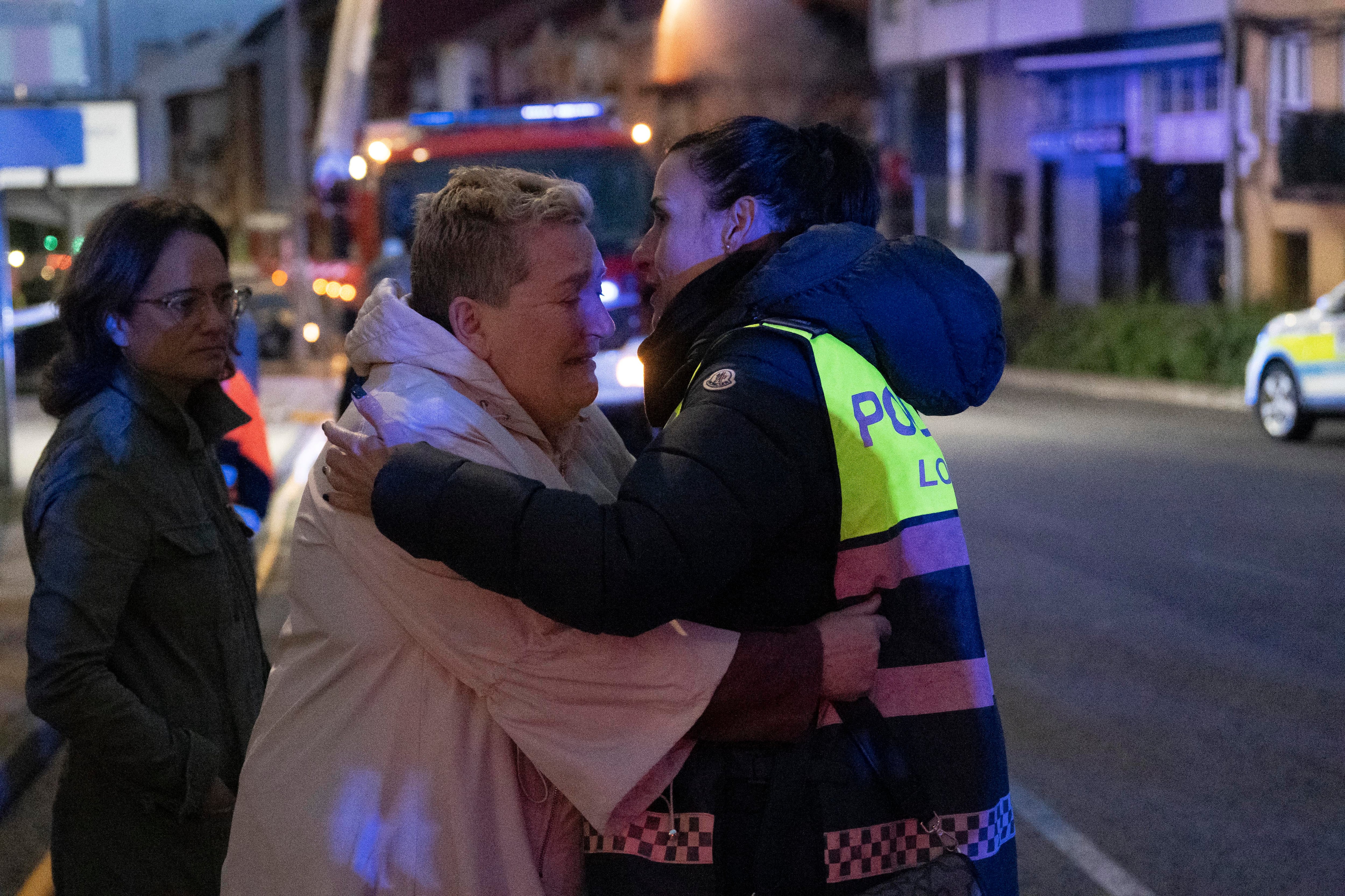 Santander, 26 oct (EFE).- la alcaldesa de Santander, Gema Igual (d) se abraza a una vecina afectada durante un incendio causado por una exlosión, este sábado en Santander. Una explosión de gas ha provocado esta madrugada el derrumbe de un edificio de la calle de La Albericia, en Santander, y se busca a tres personas que podían estar en el interior del inmueble. El siniestro se ha producido sobre las 4.00 horas de esta madrugada en el número 22 de la calle de La Albericia de la capital cántabra y ha llevado a desalojar todos los edificios cercanos al afectado por la explosión.EFE/ Pedro Puente Hoyos
