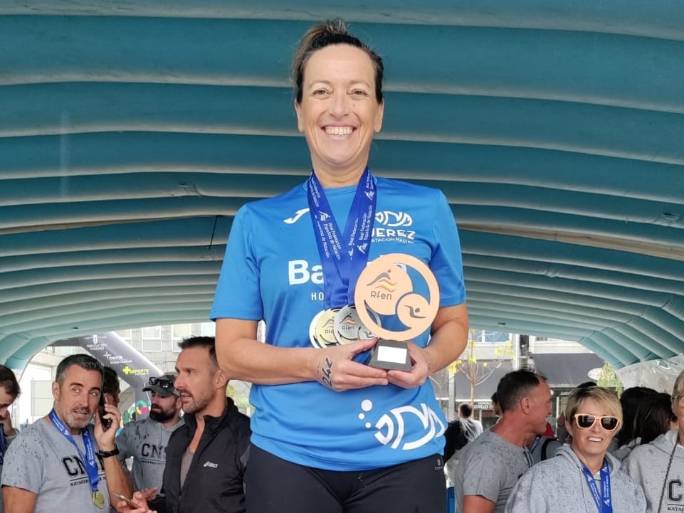 Sonia Braña, luciendo su trofeo de campeona en la final de 5 kilómetros de aguas abiertas en Orense