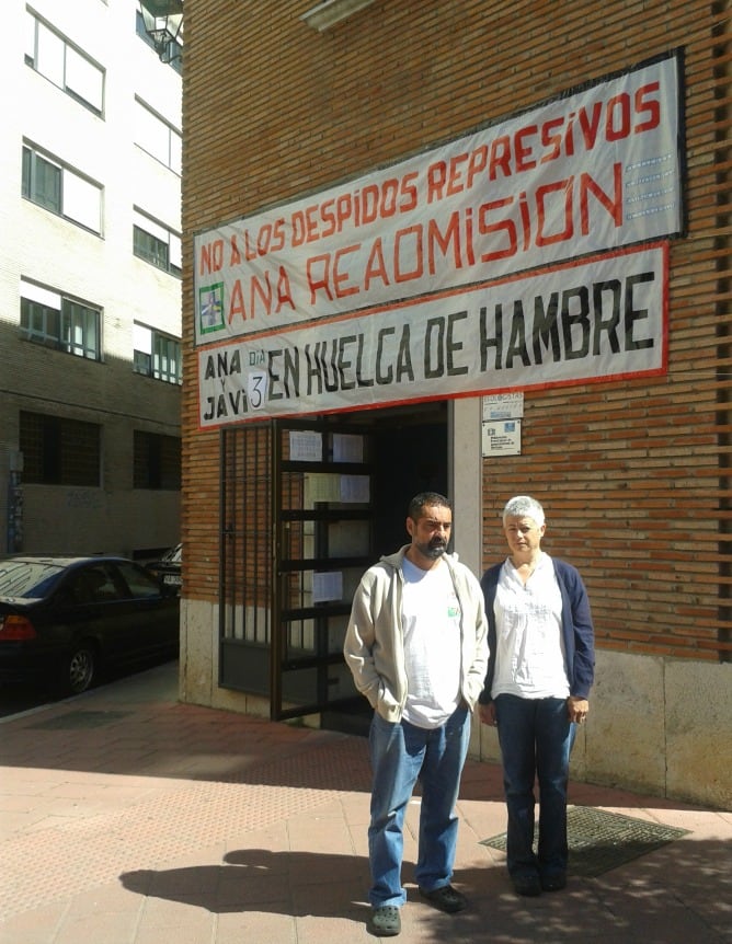 Javi y Ana ante la sede de la Federación de Vecinos, donde mantienen la huelga de hambre