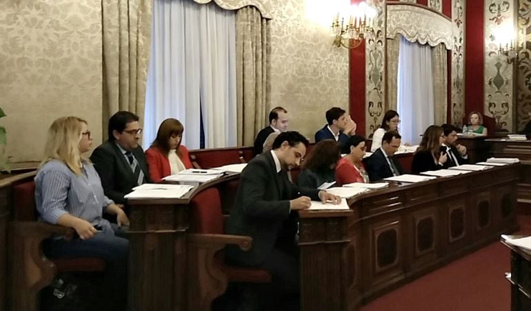 Escaño vacio del portavoz de Ciudadanos, Jose Luis Cifuentes, en el Salón de Plenos del Ayuntamiento de Alicante