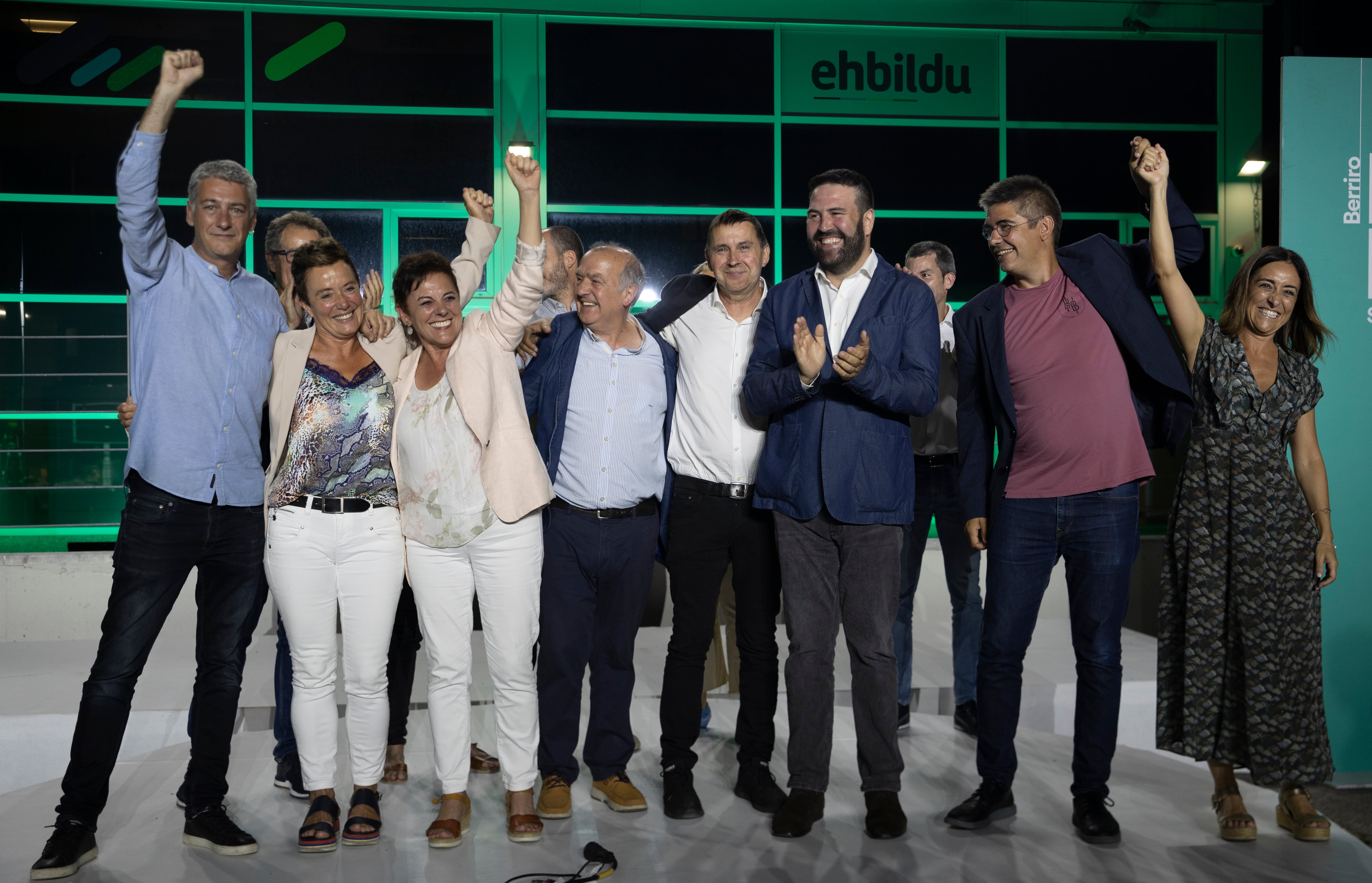 SAN SEBASTIÁN, 23/07/2023.- El coordinador general de EH Bildu, Arnaldo Otegi (c), celebra los resultados electorales en su sede de San Sebastián, donde han analizado si han cumplido su objetivo de avanzar en la disputa de la hegemonía electoral vasca con el PNV y si mantiene un grupo propio en el Congreso de los Diputados. EFE/ Javier Etxezarreta
