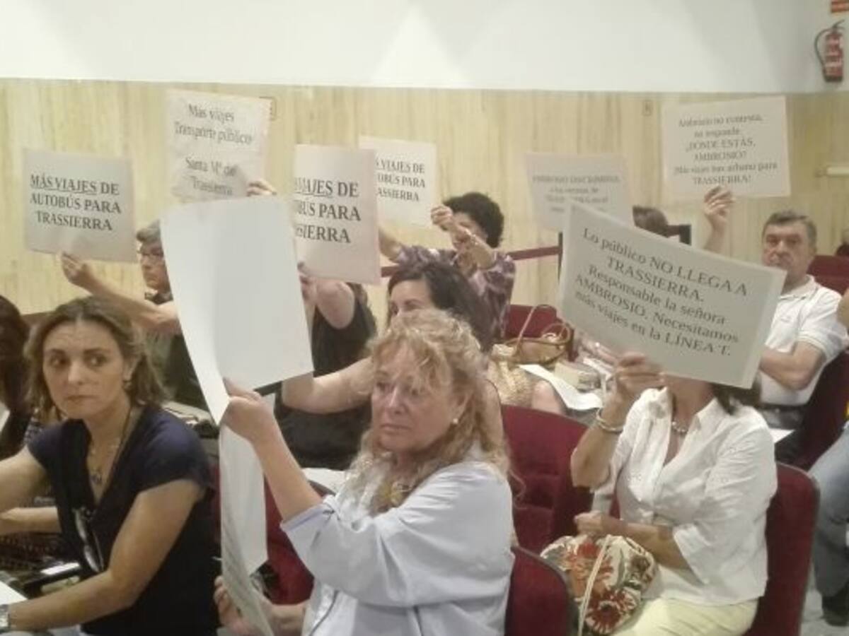 Vecinos de Trassierra cortan la carretera para pedir más autobuses