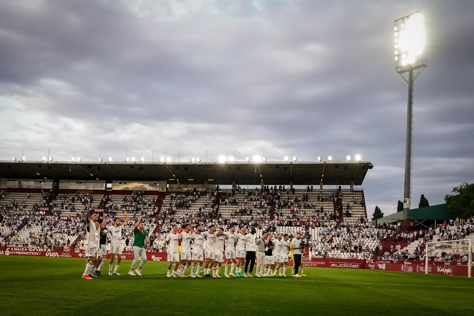 Los jugadores del Albacete celebran con su afición la victoria ante el Leganés