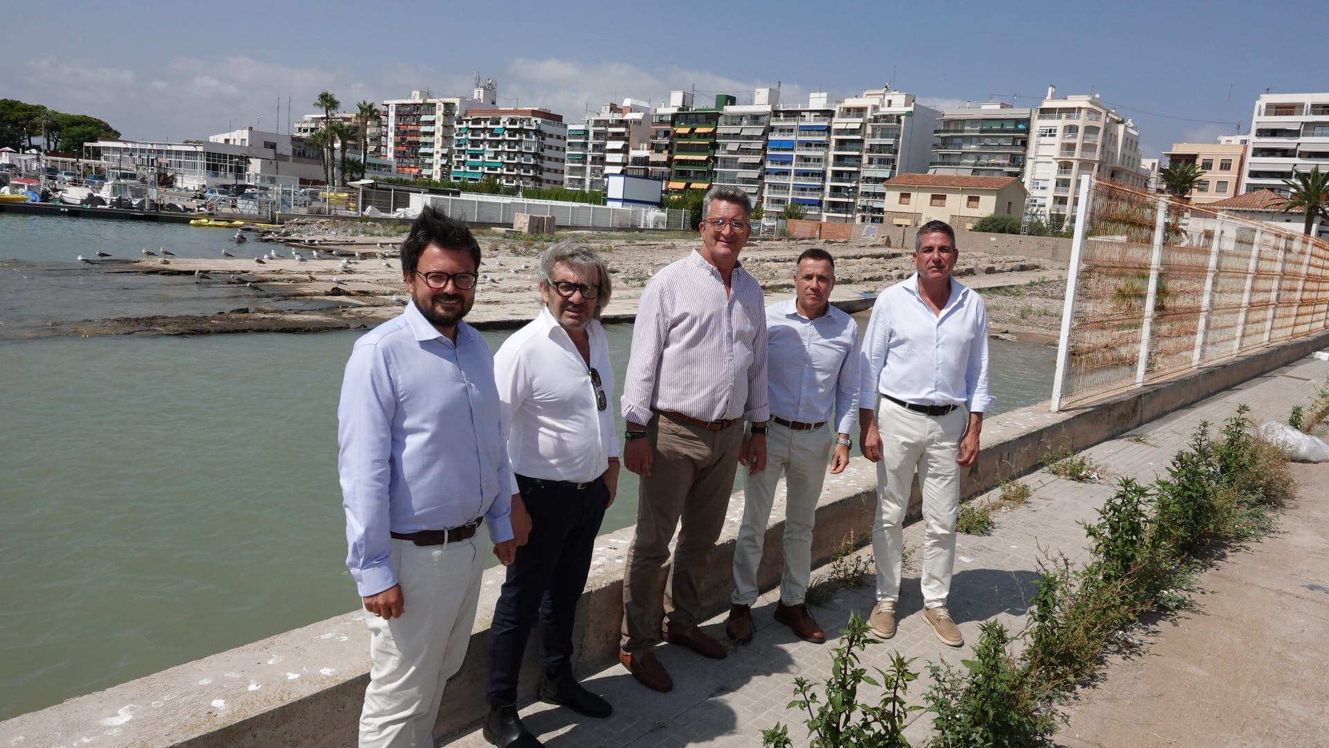 El conseller de Medio Ambiente, Infraestructuras y Territorio de la Generalitat Valenciana, Vicente Martínez Mus, junto al alcalde de Burriana, Jorge Monferrer, entre otras autoridades.