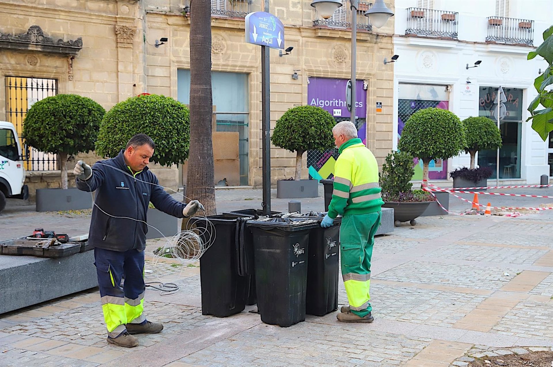 Efectivos de los servicios de limpieza del Ayuntamiento de Jerez