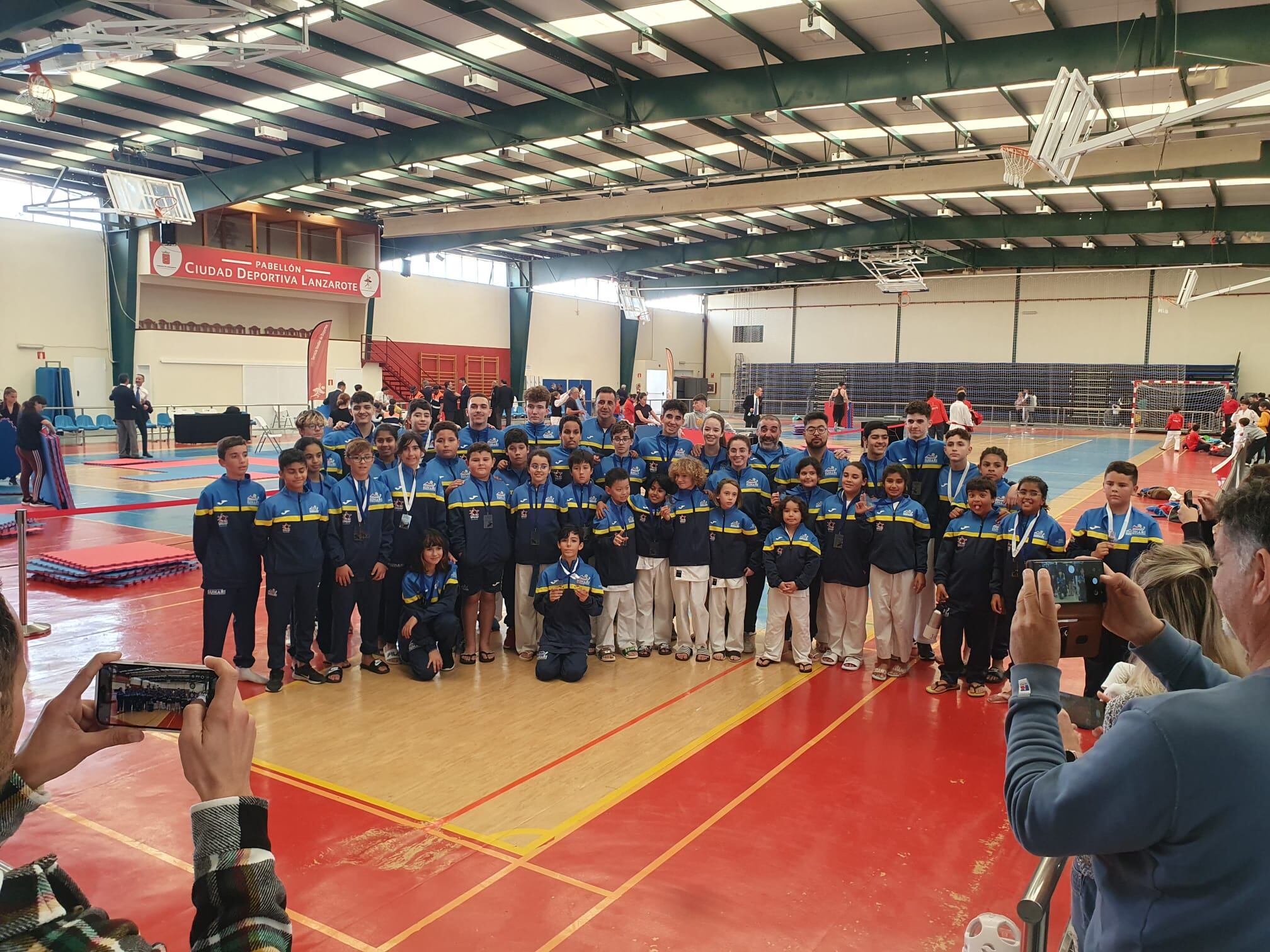 Integrantes del Club Suhari- Escuela Municipal de Karate de Tías.