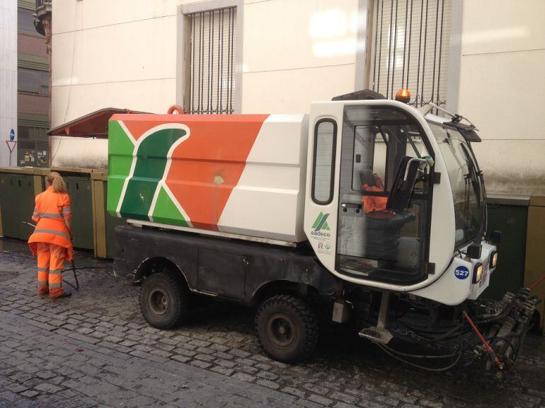 Trabajadores de Sadeco limpiando una calle céntrica.