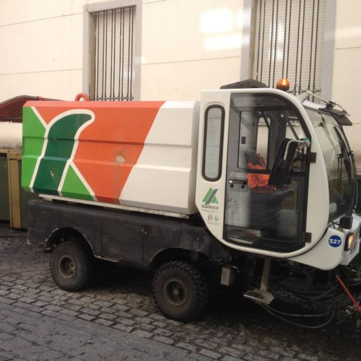 Sadeco empleará productos biodegradables para evitar que la cera se pegue al suelo