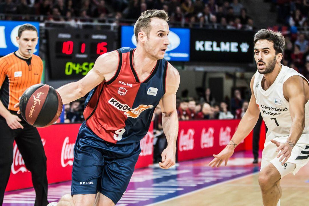 Huertas ante Campazzo.