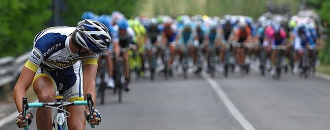 Un ciclista mira al pelotón que le sigue durante una etapa del Giro