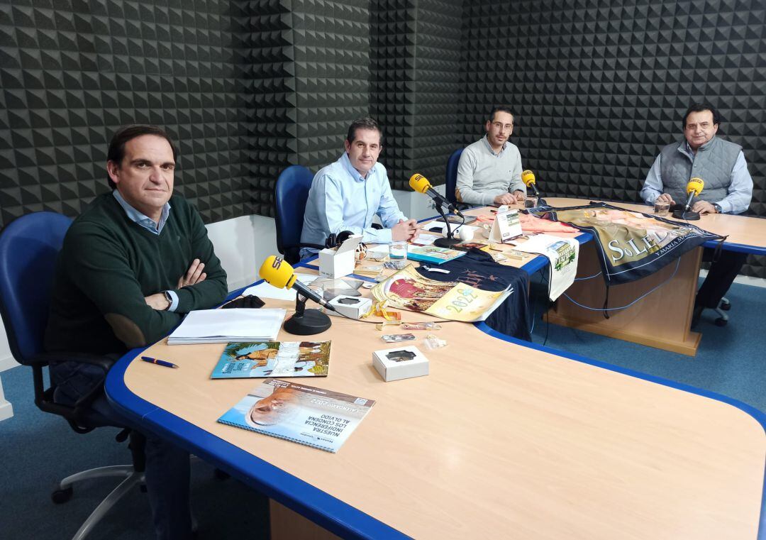 (De izq. a dcha.) El presidente de la Unión de Cofradías, Luis Carlos Martínez, el presentador de la Campaña de Navidad, Miguel Ángel Lorente; Pedro Ángel López Barella y Pedro Mariano Herrador