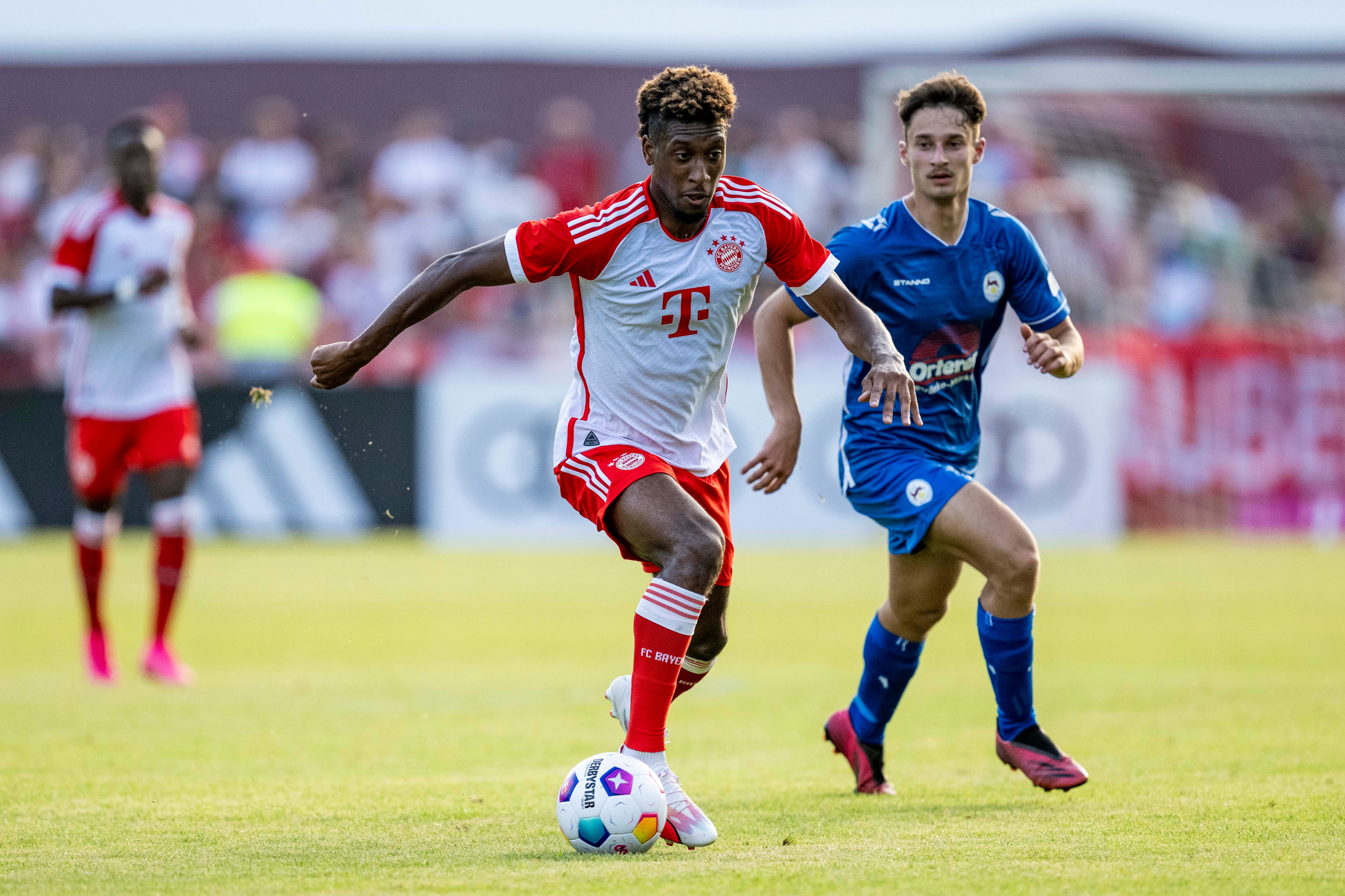 Coman conduciendo el balón durante un amistoso contra el FC Rottach-Egern.