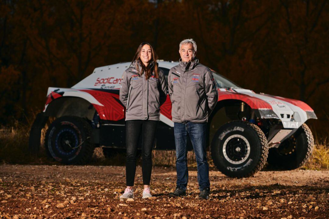 Mónica junto a su padre Manolo y el coche con el que correrán el Dakar 