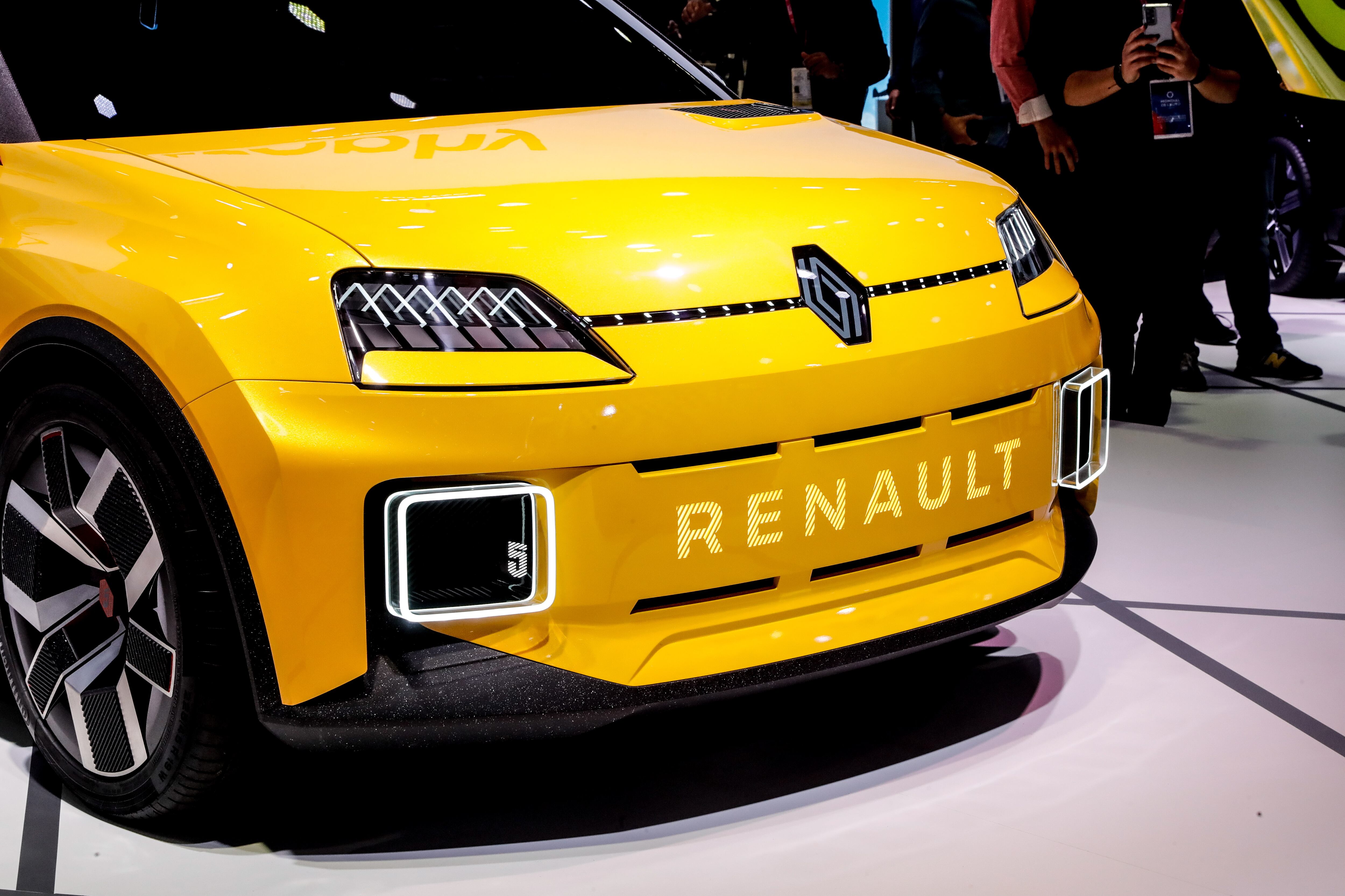 Paris (France), 17/10/2022.- A new Renault car on display at the Mondial de l'Automobile, the Paris Motor Show, in Paris, France, 17 October 2022. Mondial de l'Automobile showcases hundreds of vehicles from 17 to 23 October. (Francia) EFE/EPA/TERESA SUAREZ