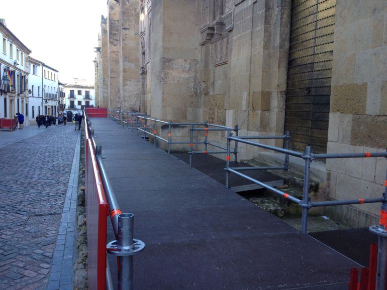 Palcos en la calle Magistral González Francés, instalados sobre los andenes de la Mezquita Catedral