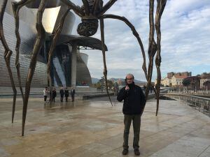 Federico Gil de Gorabide, probando una audioguía