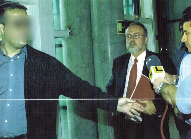 El ex escolta de Julio Ariza, en la imagen difuminado, el 27 de junio de 2003, protegiendo al tránsfuga Tamayo.