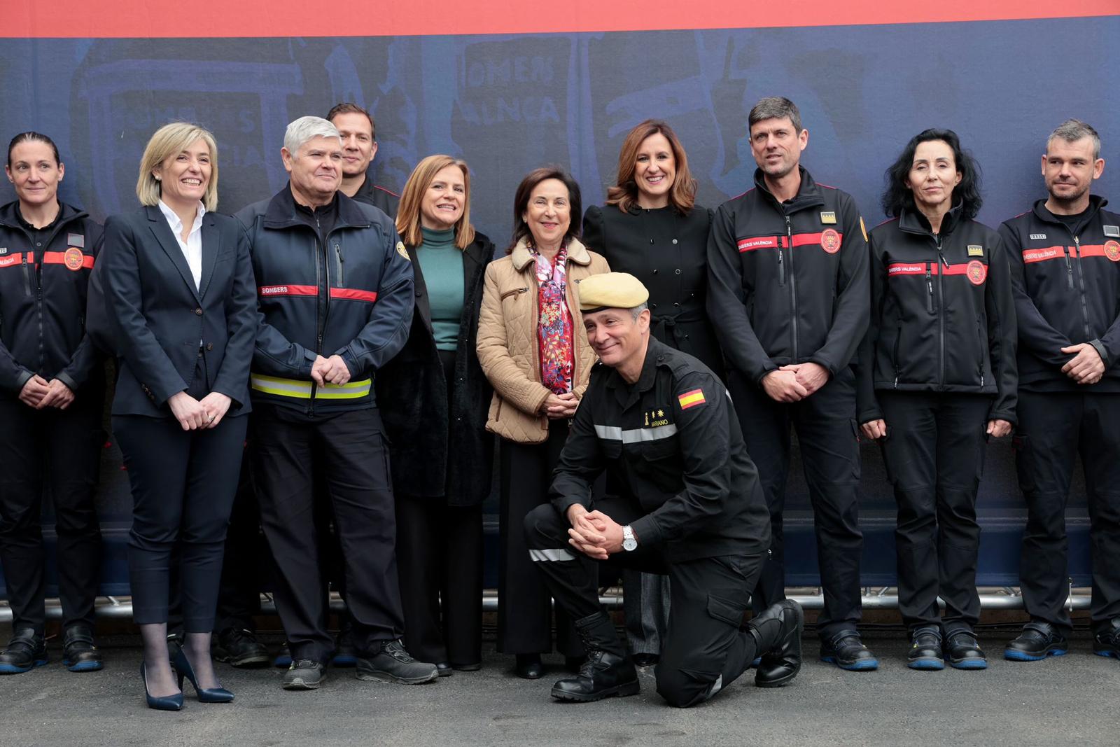 La alcaldesa de València y la ministra de defensa junto a algunos de los efectivos que participaron en la extinción del incendio de Campanar