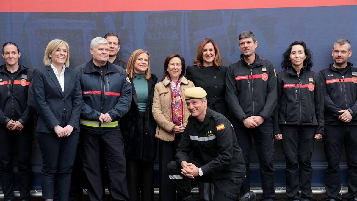 La ministra Margarita Robles a los bomberos de València: "Han dado un ejemplo de generosidad y humanidad"