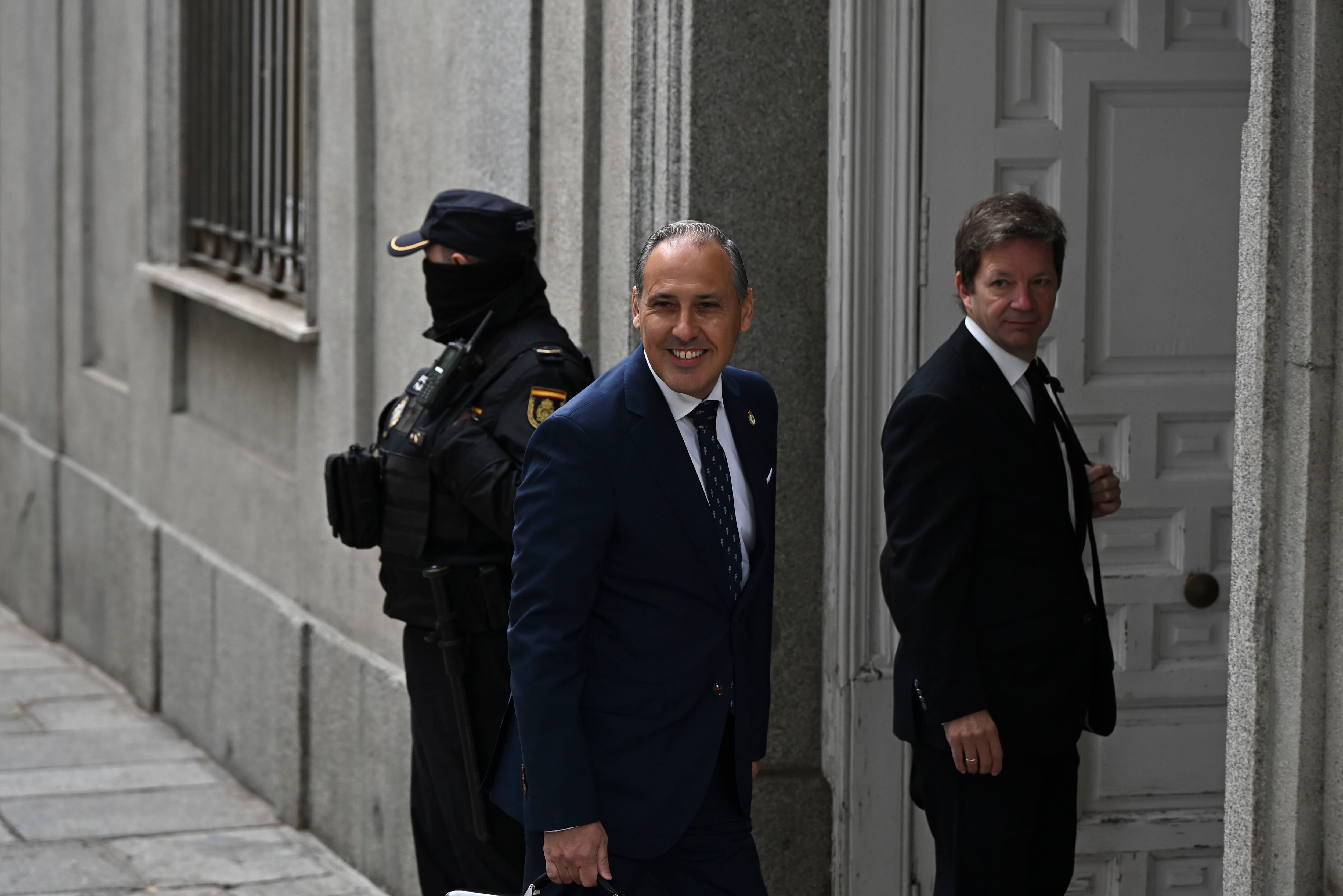 MADRID, 11/11/2025.- El decano del Colegio de la Abogacía de Madrid, Eugenio Ribón (i), llega al Tribunal Supremo (TS), que celebra la cuarta jornada del juicio al fiscal general del Estado, Álvaro García Ortiz, por presunta revelación de secretos en relación con un correo electrónico en el que el abogado de Alberto González Amador, novio de Isabel Díaz Ayuso, reconocía dos delitos fiscales de su cliente. EFE/ Fernando Villar