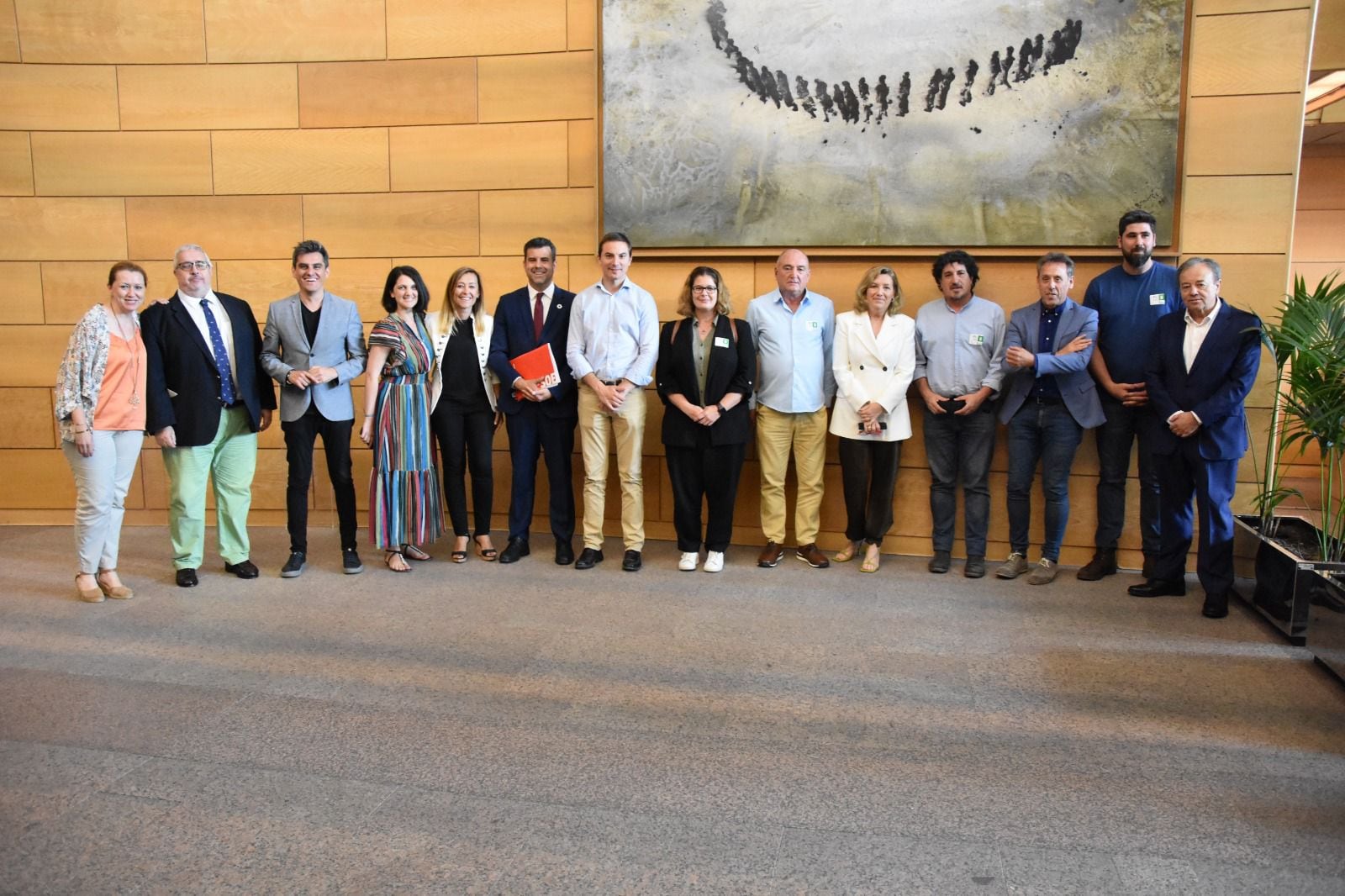 La alcaldesa de Móstoles, Noelia Posse, junto al secretario general del PSOE-M, Juan Lobato y alcaldes y portavoces socialistas en la Asamblea de Madrid