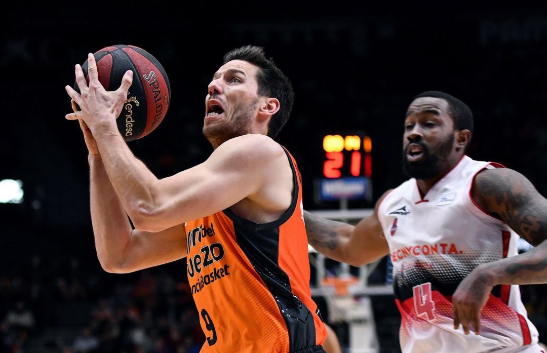 El base belga del Valencia Basket Sam Van Rossom (i) supera al base macedonio del Tecnyconta Zaragoza Bo McCalebb en el partido de liga ACB que se disputa esta noche en el Pabellón Fuente de San Luis. 