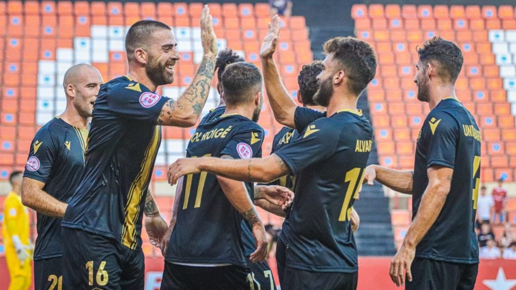 Los jugadores del Intercity celebran un gol ante el Gimnastic de Tarragona