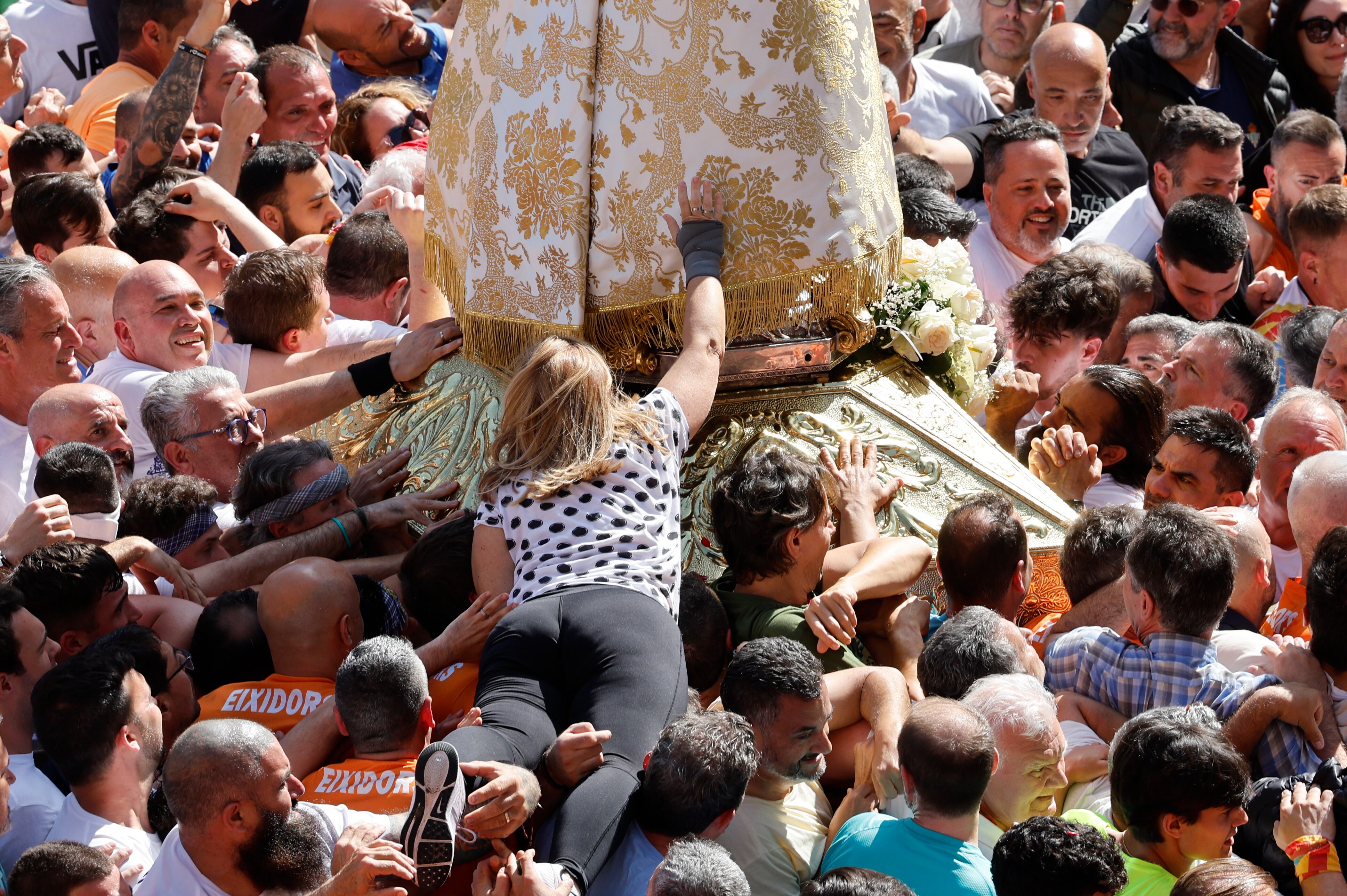 Cientos de fieles asisten al traslado de la Virgen de los Desamparados desde la Basílica hasta la Catedral, este domingo en Valencia.
