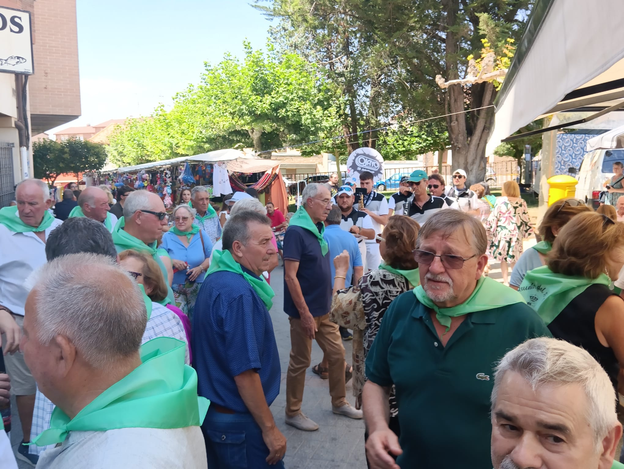 La charanga Ojayo anima el vermut tras el acto