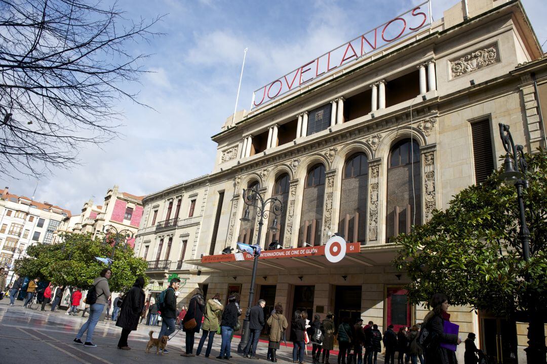 Fachada del Teatro Jovellanos con colas para el FICX