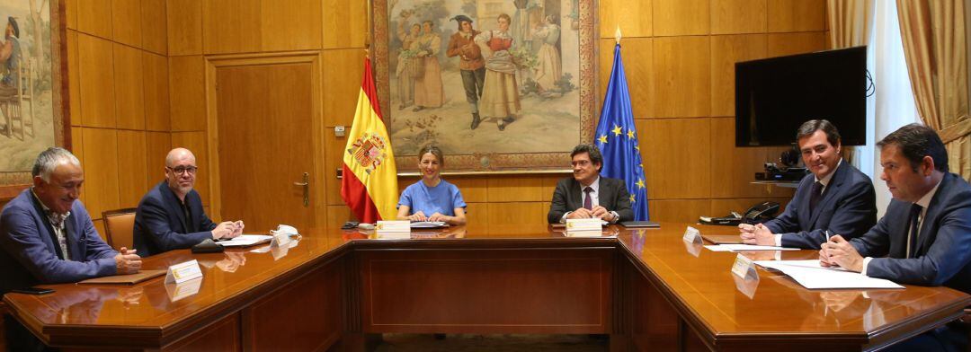 Los ministros de Trabajo y Seguridad Social, Yolanda Díaz y José Luis Escrivá, con los secretarios generales de CCOO (Unai Sordo)y UGT (Pepe Álvarez) y con los presidente de CEOE (Antonio Garamendi) y Cepyme (Gerardo Cuerva) en una imagen de archivo