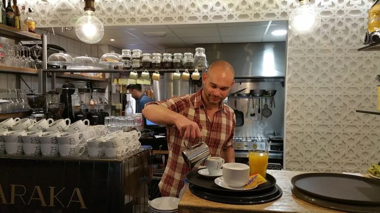 Trabajadores de hostelería en una cafetería de Granada