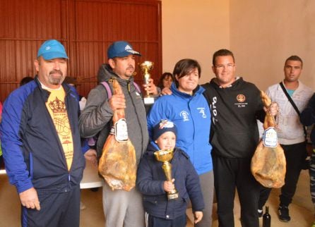 La primera teniente de alcalde, Mª Teresa Garcia, entrega los trofeos y regalos a los campeones