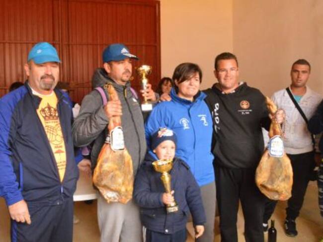 La primera teniente de alcalde, Mª Teresa Garcia, entrega los trofeos y regalos a los campeones