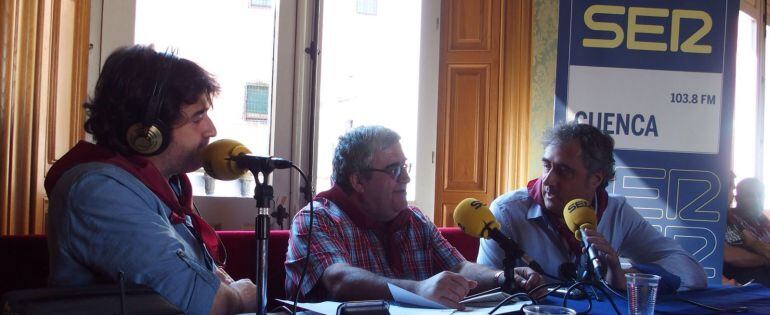 Paco Auñón, José Vicente Ávila y Ángel Mariscal, alcalde de Cuenca, durante la emisión del programa Hoy por hoy Cuenca desde el ayuntamiento.