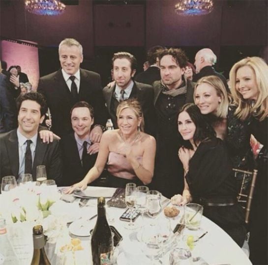 Imagen de la reunión entre los protagonistas de las dos series subida a Instagram por Kaley Cuoco